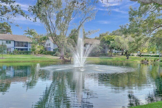 Foto del edificio - 2725 S Oakland Forest Dr