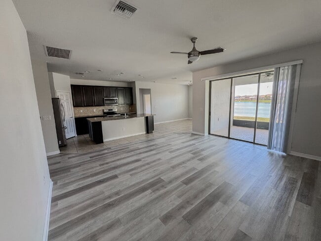 Foto del edificio - Gorgeous 4 bedroom 2 bath home in luxuriou...