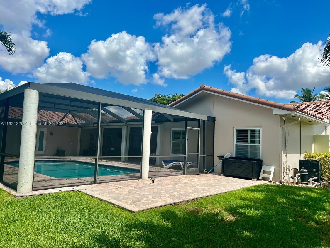 Foto principal - 16530 Lake Tree Dr