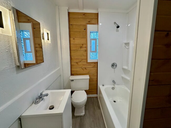 Foto del edificio - Charming 2-Bedroom Apartment in a Classic ...