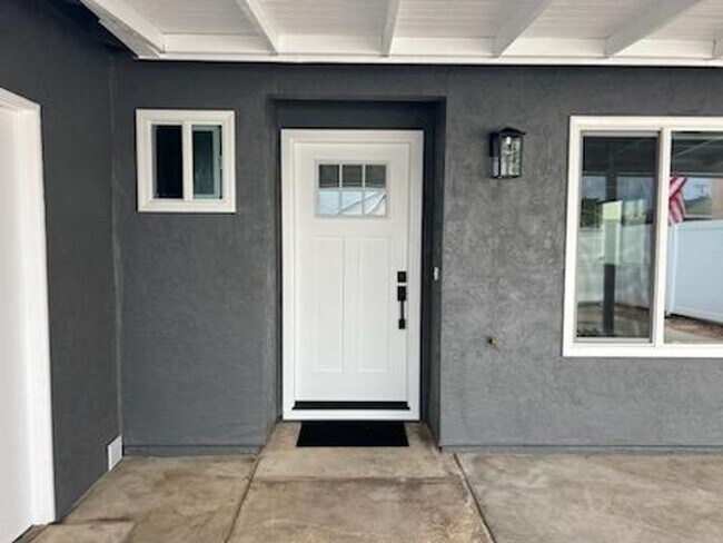 Building Photo - Imperial Beach - Newly Renovated Bungalow