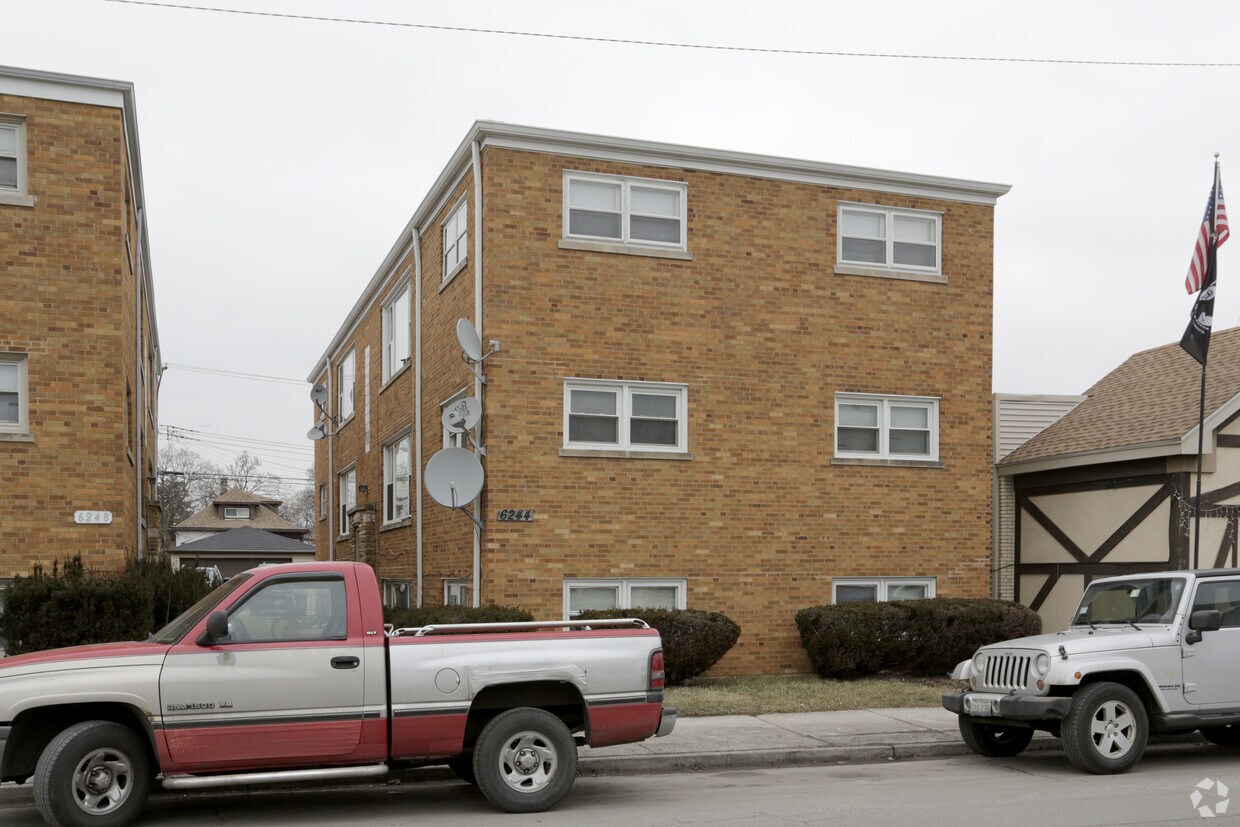 Primary Photo - 6244 W Addison St