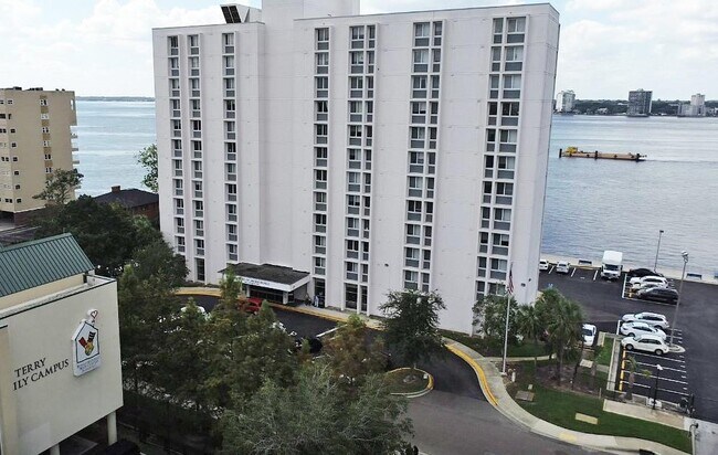 Foto del edificio - 1400 Le Baron Ave