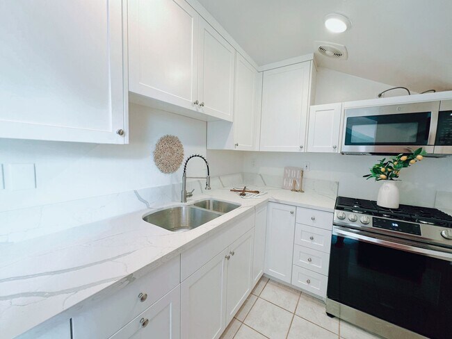 Foto del edificio - Newly Refurbished 3 Bed / 2 Bath Duplex on Fire Mountain