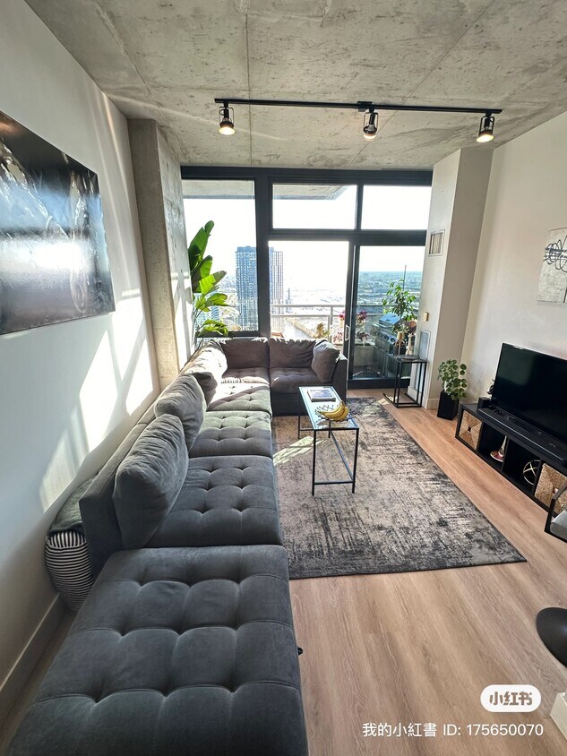 Foto principal - 235 W Van Buren St