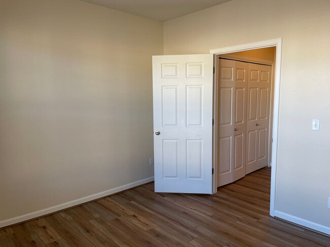 Building Photo - Updated 2 Bedroom Condo With Garage!