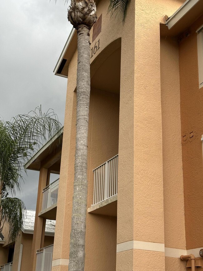 Building Photo - 161 SW Palm Dr