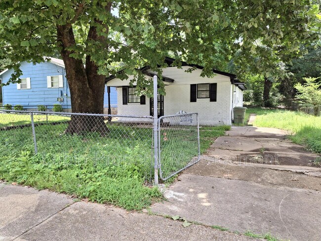 Building Photo - 753 Kings Alley