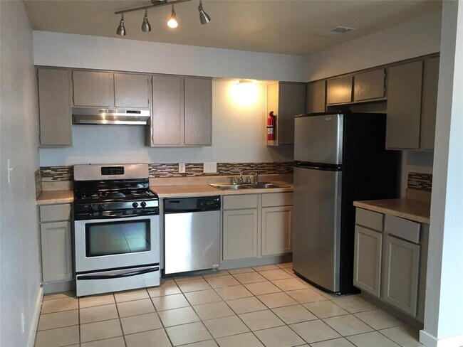 Building Photo - 1203 Southport Dr