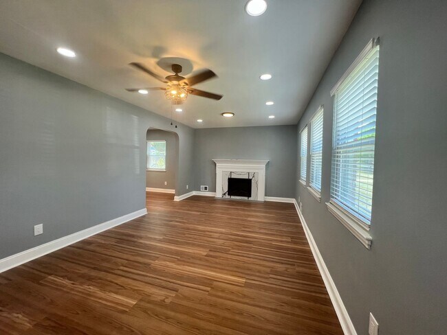 Building Photo - Newly Renovated 5 BR/3.5 BA Single-Family ...