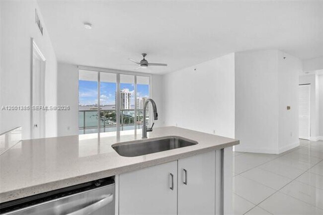 Foto del edificio - 7900 Harbor Island Dr