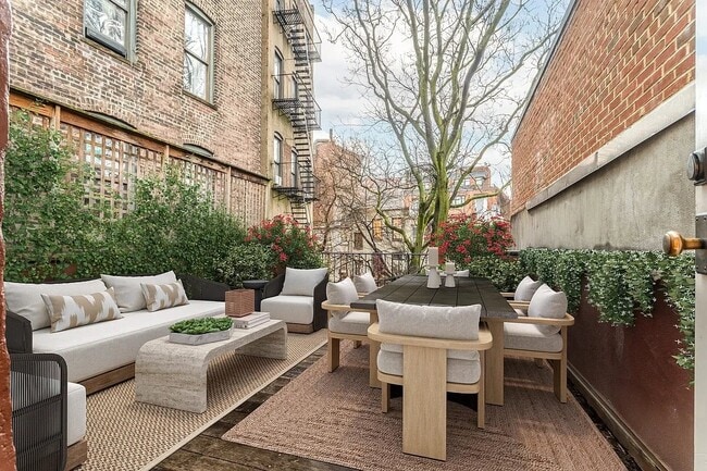 Building Photo - 290 W 12th St