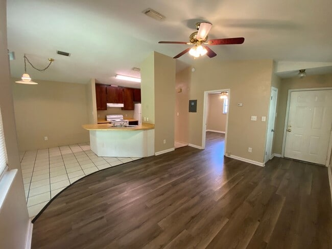 Building Photo - SPACIOUS 1/1 w/ Open Floor Plan, Vaulted C...
