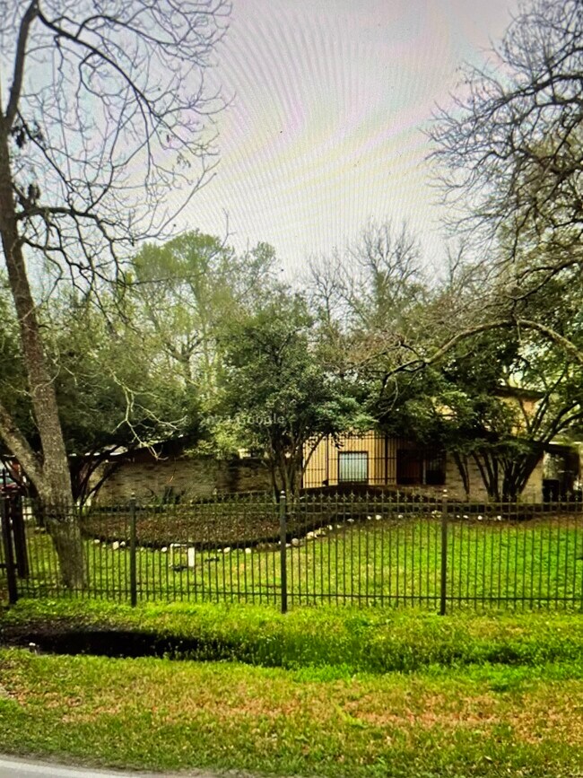 Front view - 242 Hollyvale Dr