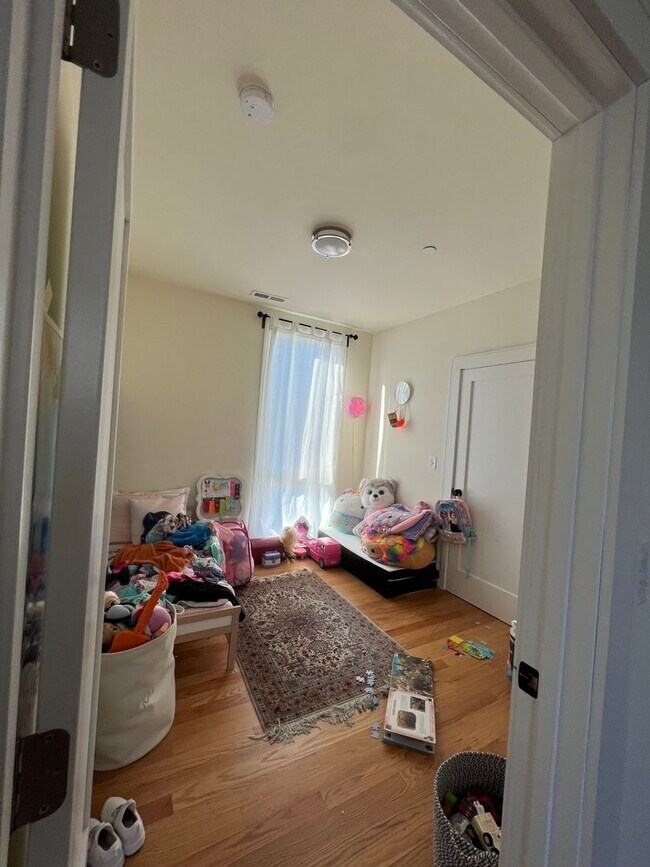 Building Photo - New 3BD 2.5BA