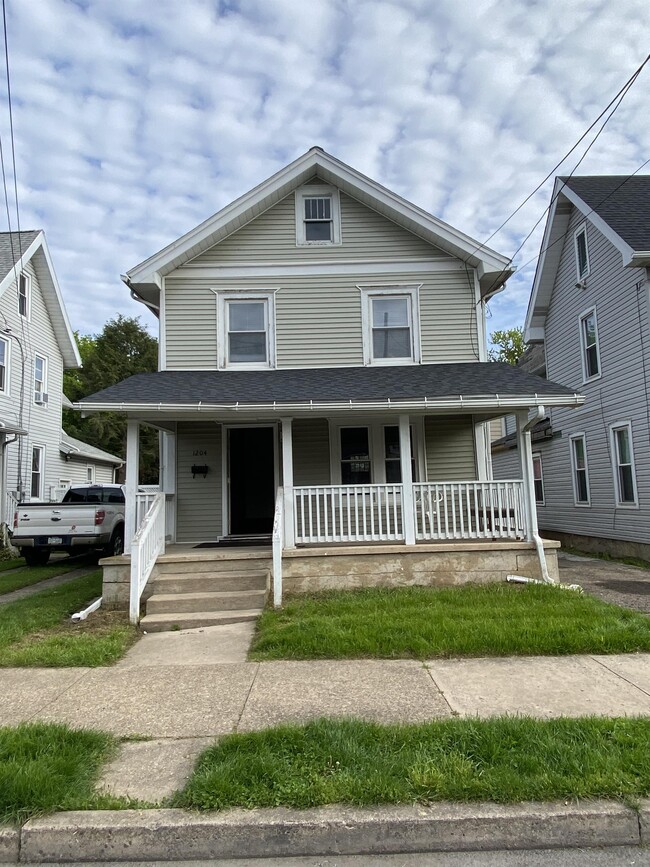 Foto del edificio - 1204 Memorial Ave