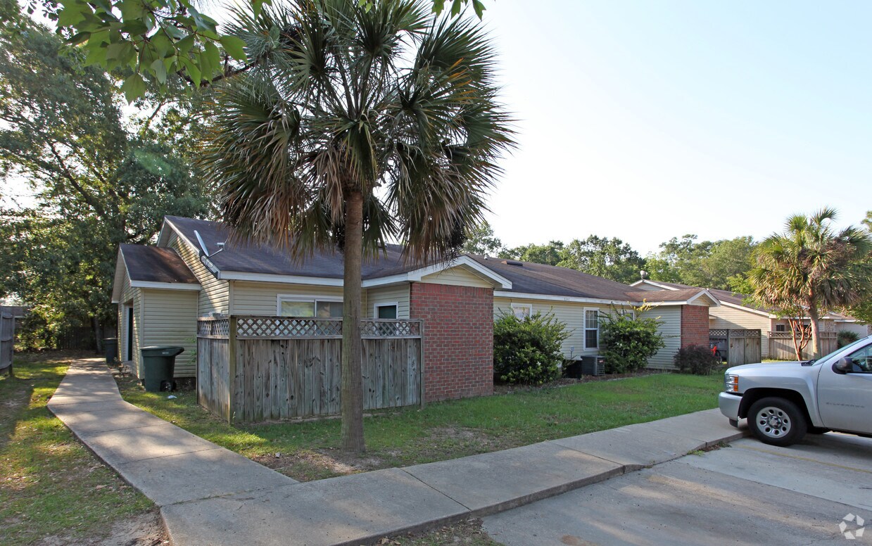 Foto principal - 8340 Country Walk Dr
