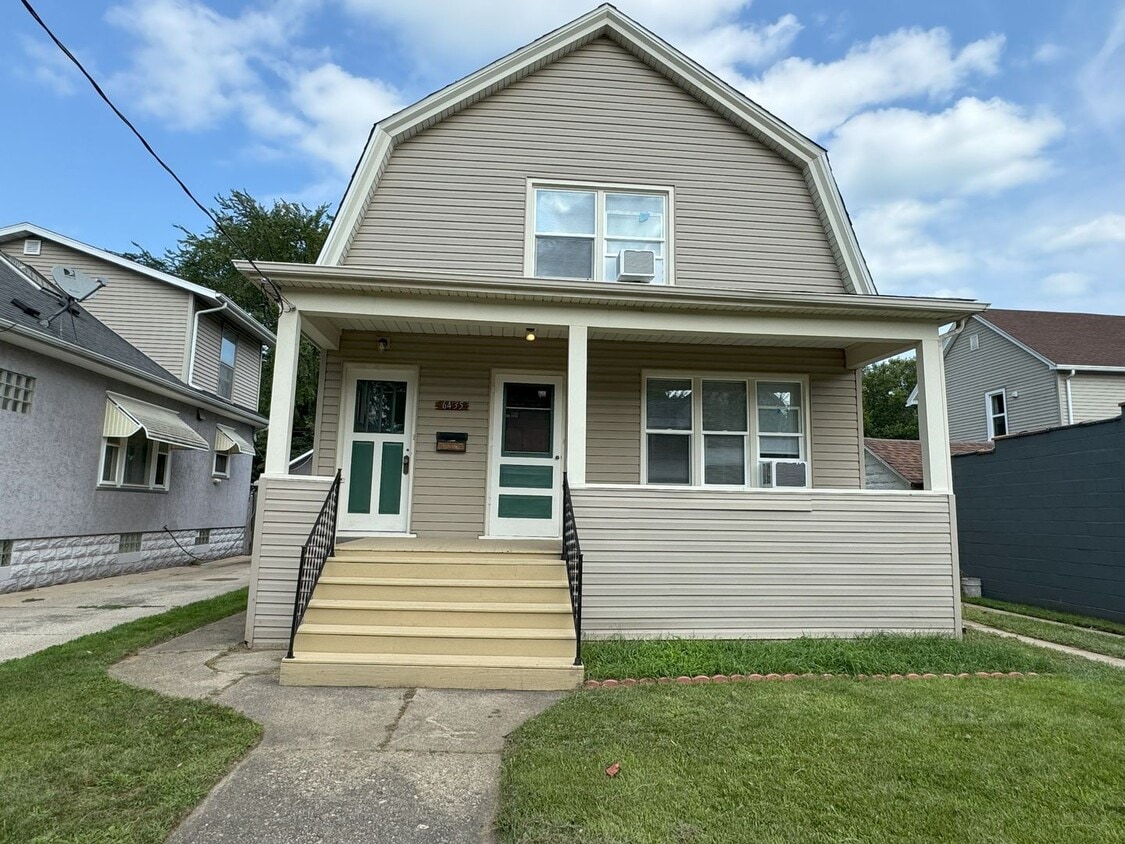 Foto principal - 5 bedroom home near Lincoln Park and Uptown