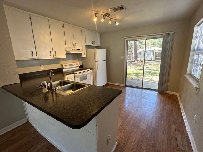 Building Photo - NE TOWNHOME IN ARBOR HILLS