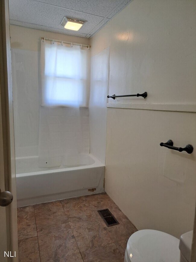 Foto del edificio - 5 br, 2 bath House - 635 Anderson Ave