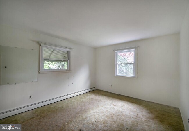 Building Photo - 8 Brentwood Dr