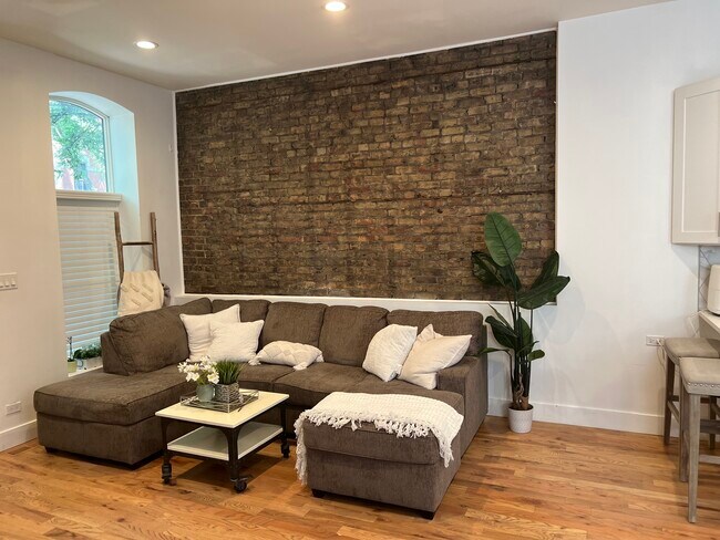 Living Room - 1401 N Mohawk St