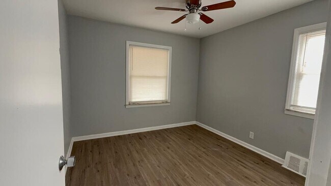 Foto del edificio - 1410 Bradley Ave