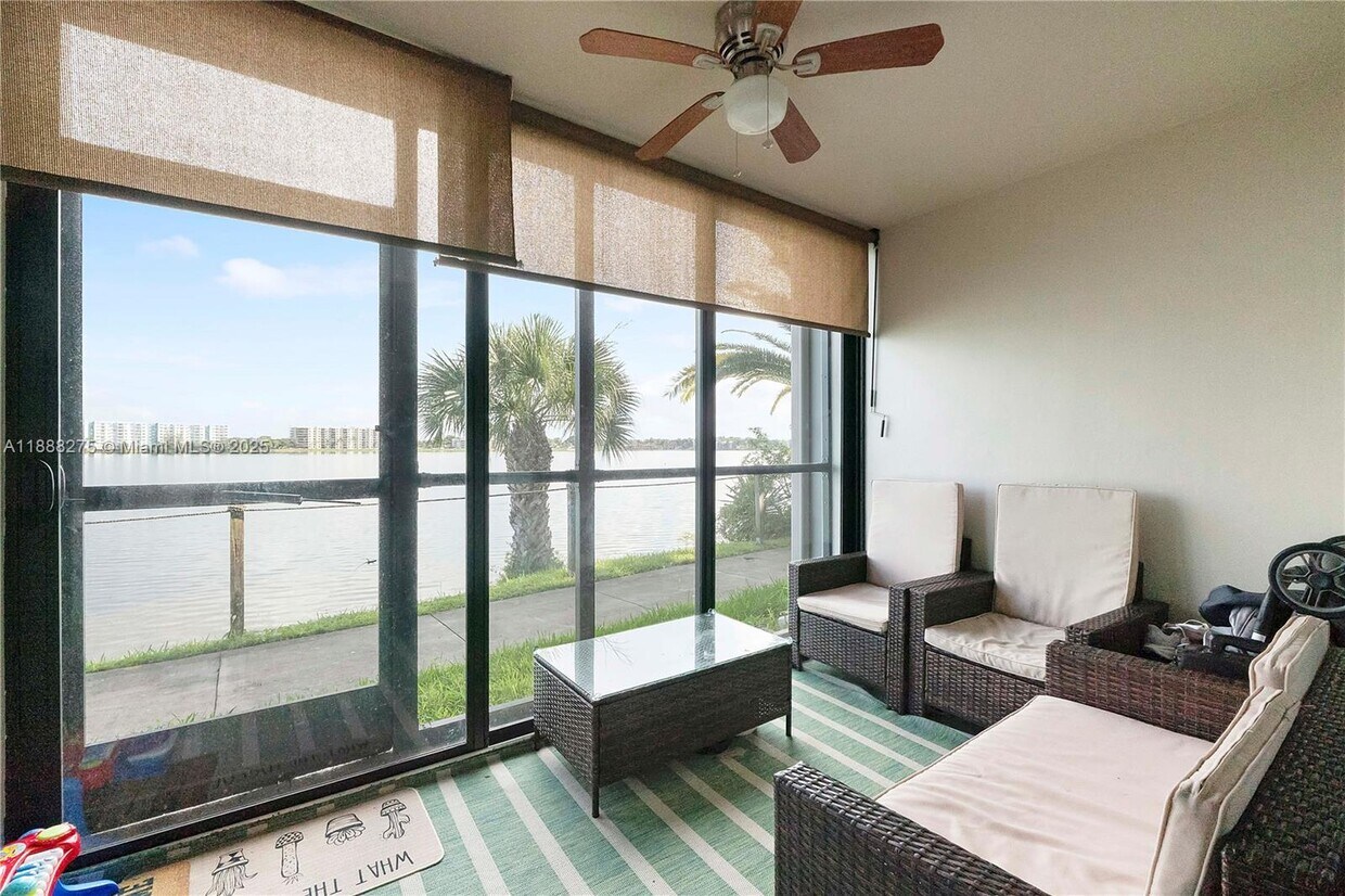 Foto principal - 116 Lake Emerald Dr