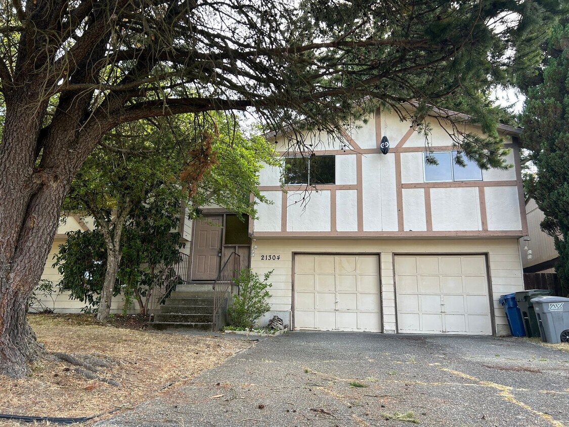 Foto principal - Renovated 3 Bed, 2.5 bath home w/2-car gar...