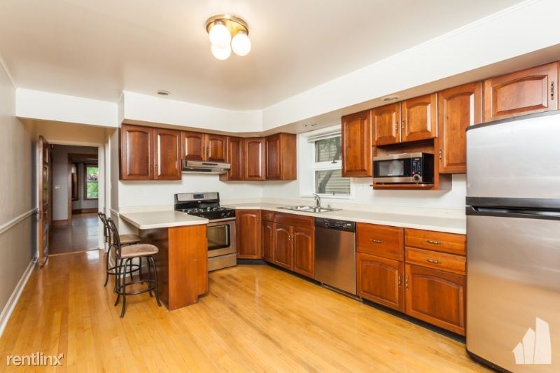 Primary Photo - 2021 W Addison St