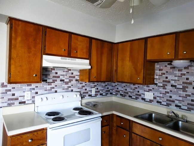 Building Photo - 20203 Fox Glen Ln
