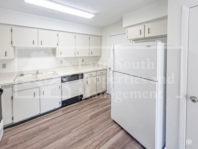 Foto del edificio - 227 Village View Ln