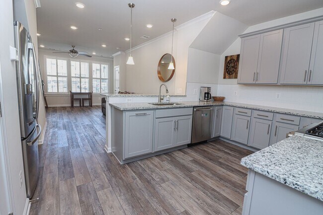 Building Photo - Stunning 3 Bed 2.5 Bath, Newer Condo-Style...