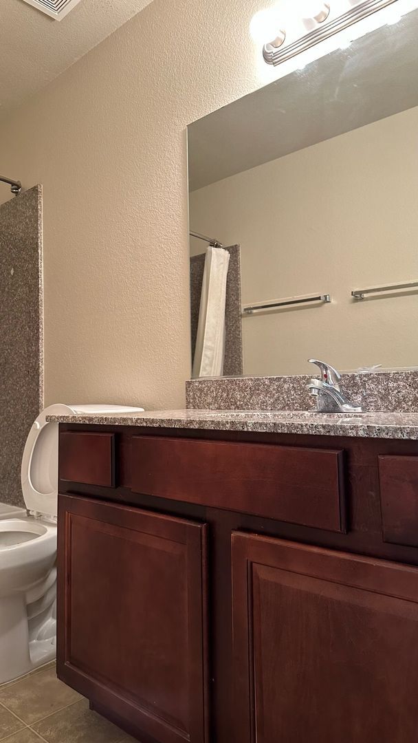 Foto del edificio - 1 Bedroom Condo with community pool & tenn...
