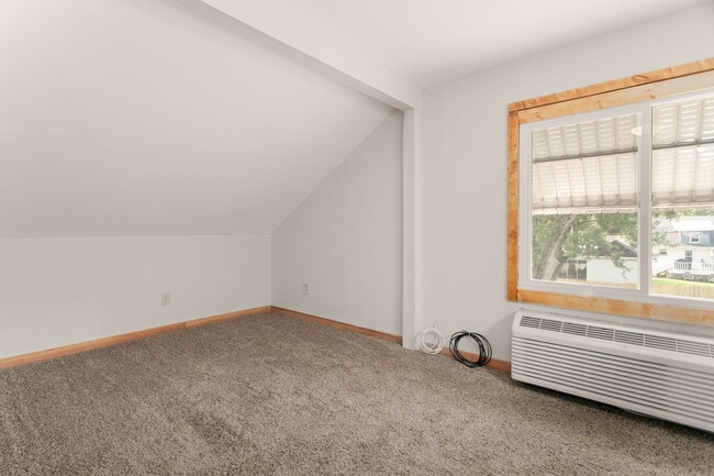 Building Photo - 552 1st Ct