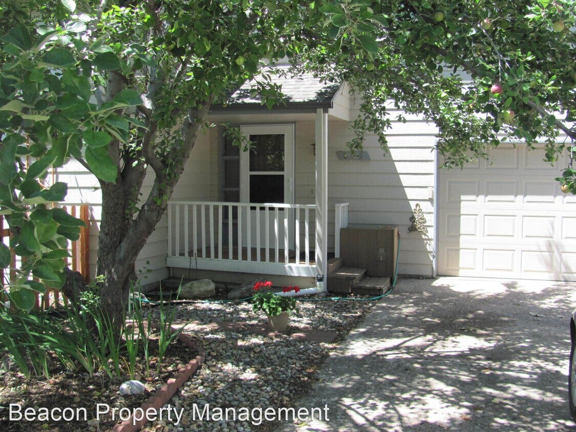 Primary Photo - 805 W Peakview Cir