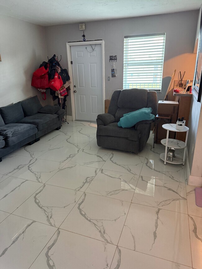 living room - 4300 SW 67th Ave