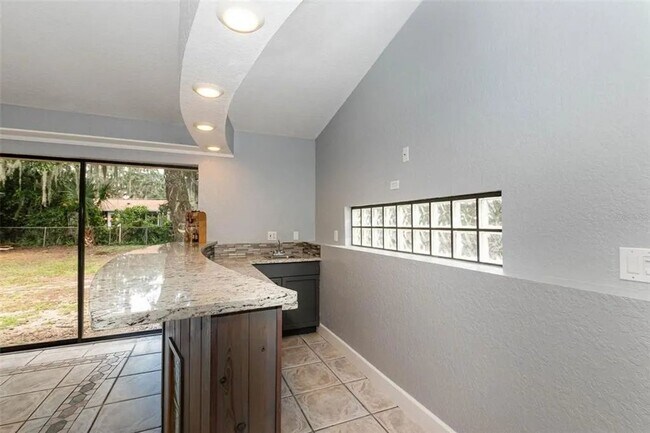 Foto del edificio - Just reduced ; This spacious  3 bedroom, 2...