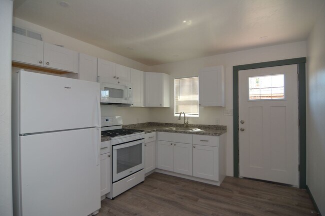 Foto del edificio - Remodeled 2 Bedroom 1 Bath Duplex! Great Central Tucson Location!