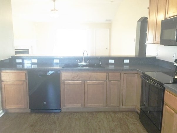 Building Photo - 2533 Royal Pointe Dr