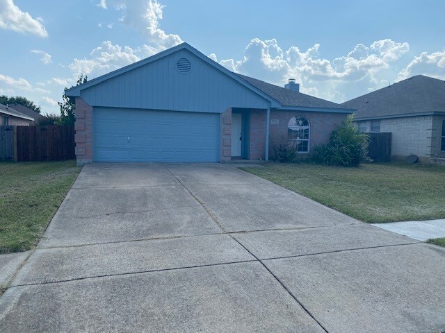 Front - 941 Carlin Ln