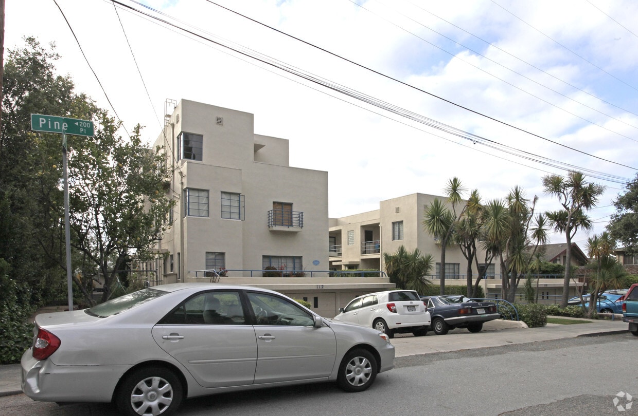 Primary Photo - 110-112 Pine Pl