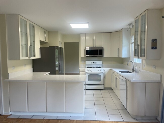 Building Photo - 483 Highland Grove Dr