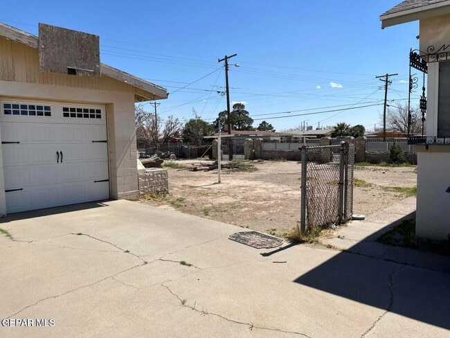 Building Photo - 458 Val Verde St