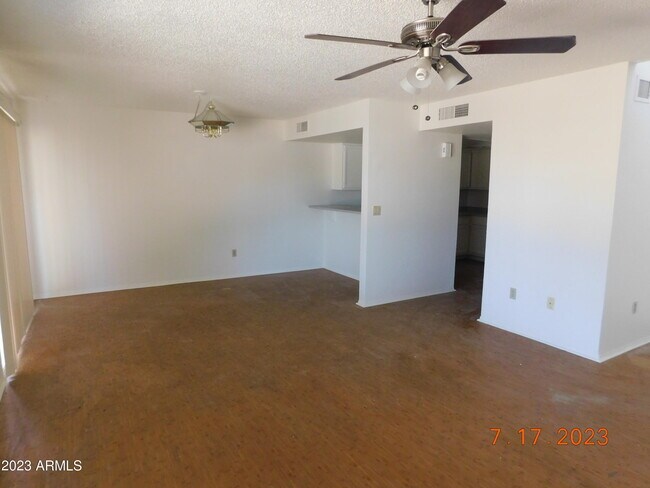 Foto del edificio - 8119 W Desert Cove Ave