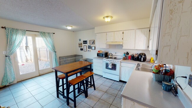 Foto del edificio - Two bed, 1.5 bath townhome
