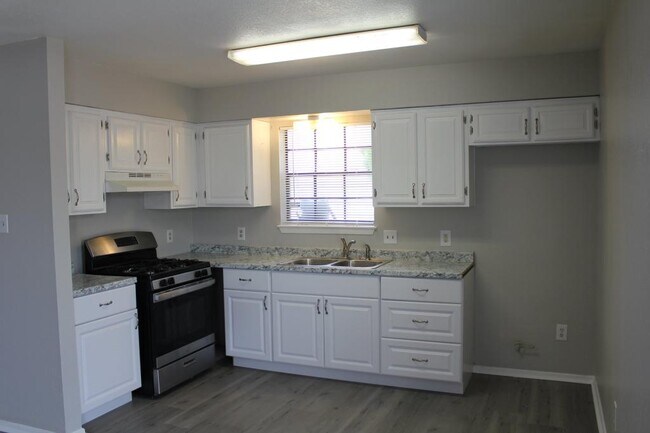 Building Photo - 425 W Spruce Ave