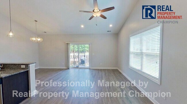 Foto del edificio - Beautiful 3 BD/2 BA End Unit Townhome in Leland