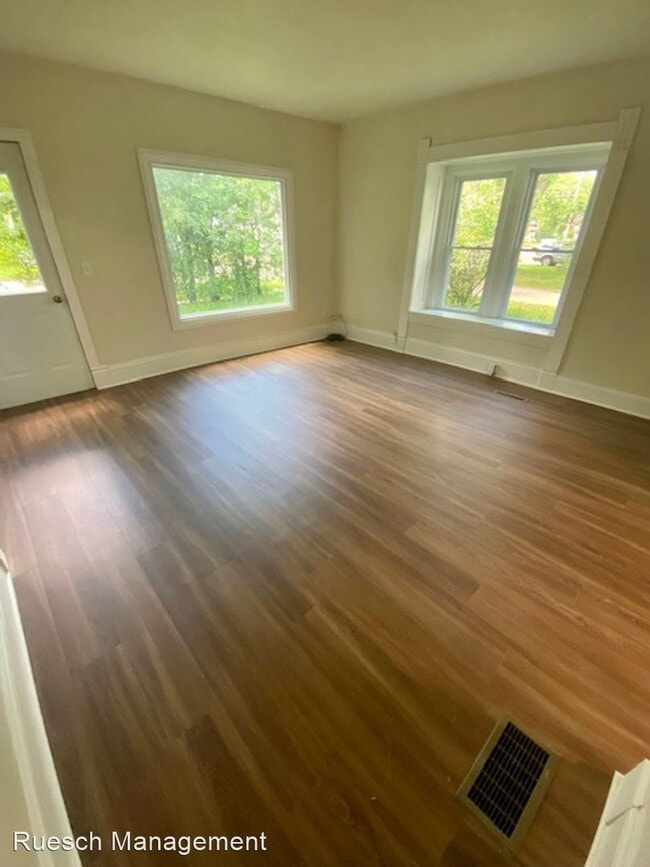 Building Photo - 4 br, 1 bath House - 310 Oak St