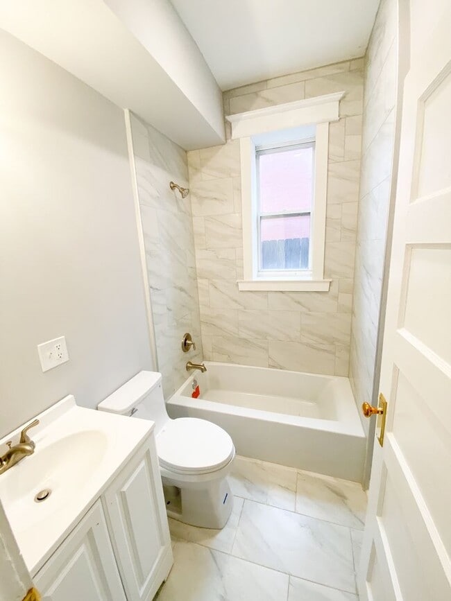 Building Photo - Steps from Cherokee, Gorgeous 1 bed/1 bath with bonus room! Hardwood floors! Central A/C! Quartz ...